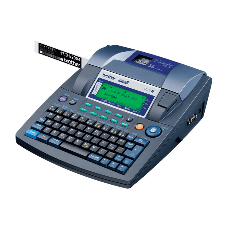 Brother PT-9600 Etikettendrucker mit Tastatur und Display für präzise und schnelle Etikettenerstellung in anspruchsvollen Umgebungen.