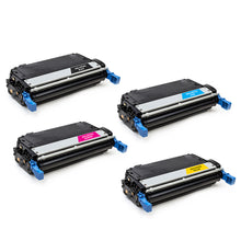 Multipack di toner HP 645A compatibili (C9730A, C9731A, C9732A, C9733A) nei colori nero, ciano, magenta e giallo su sfondo bianco.